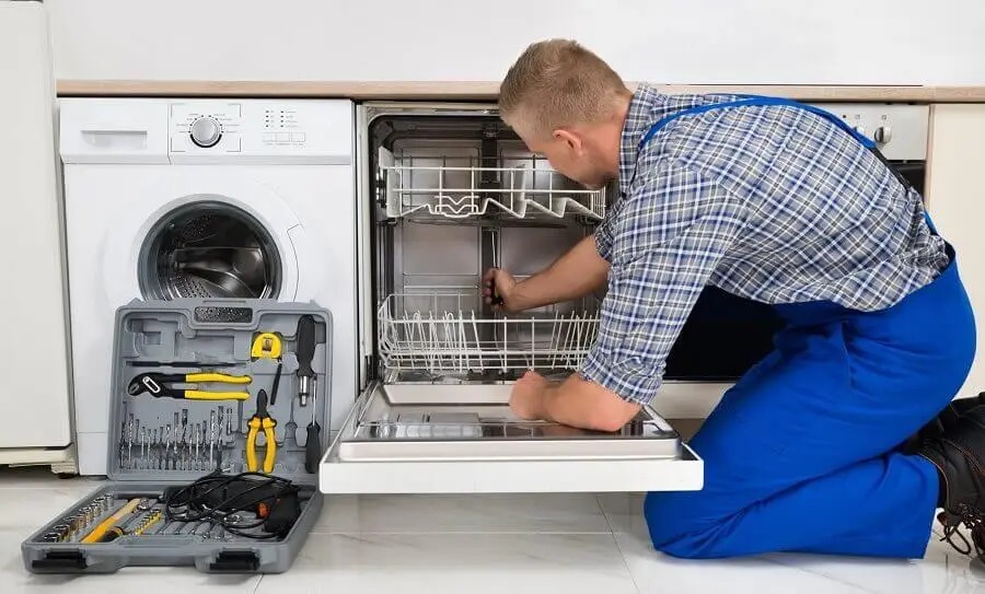 Karapürçek Luxell servisi teknisyen ekibi beyaz eşya tamiri yaparken